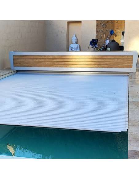 Cubierta elevada con banco cerrado Banc Design para piscinas